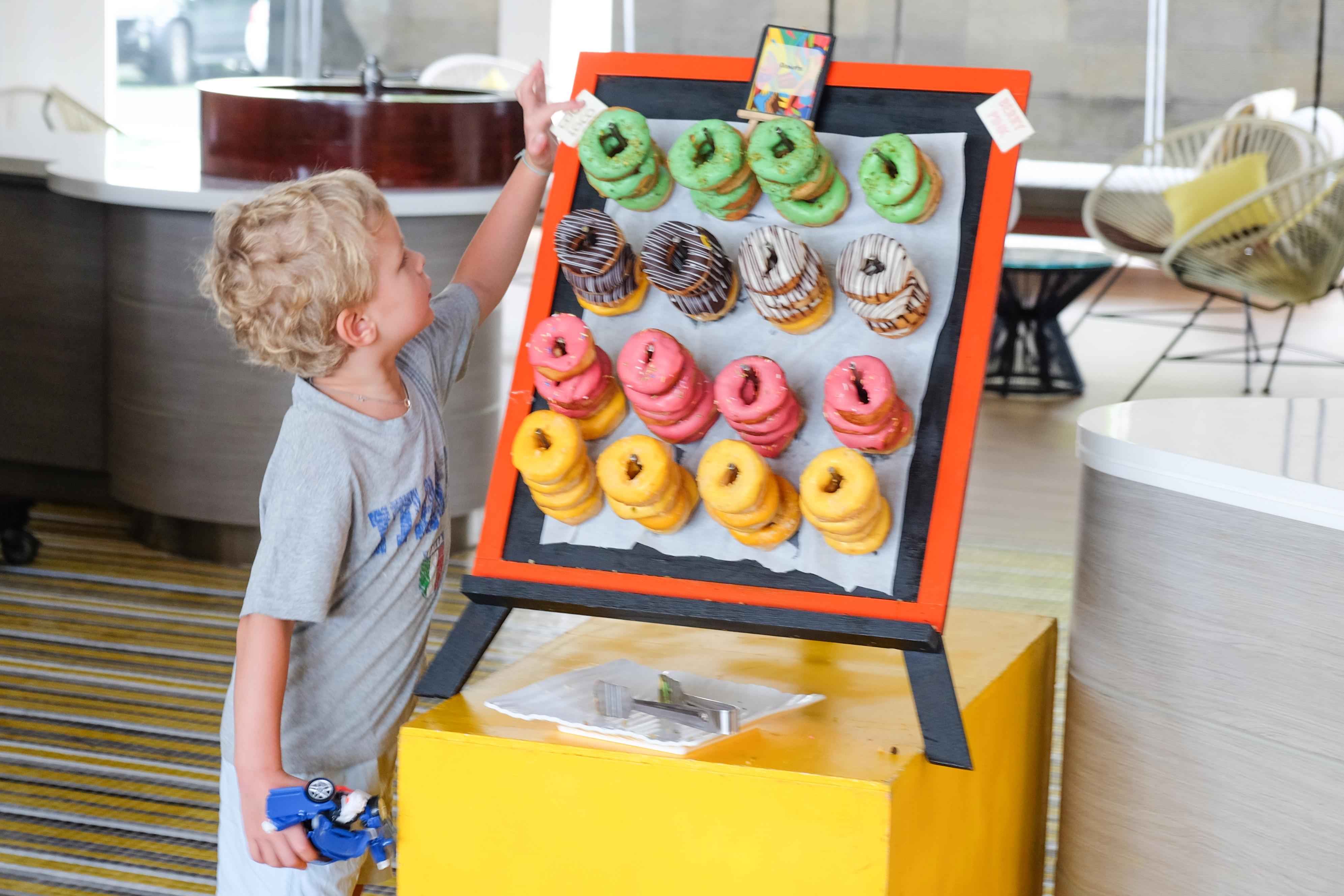 Cassia Phuket, Part Of Banyan Group Bang Tao Beach (Phuket) Exteriör bild A child choosing a doughnut