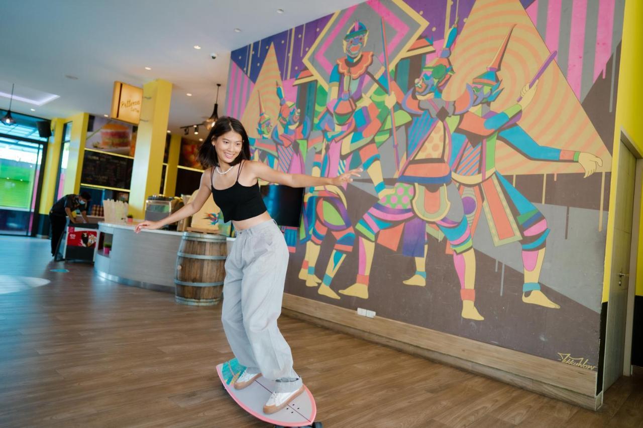 Cassia Phuket, Part Of Banyan Group Bang Tao Beach (Phuket) Exteriör bild A woman skateboarding at the hotel