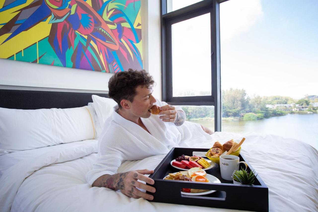 Cassia Phuket, Part Of Banyan Group Bang Tao Beach (Phuket) Exteriör bild A guest enjoying room service at the Riverview Hotel