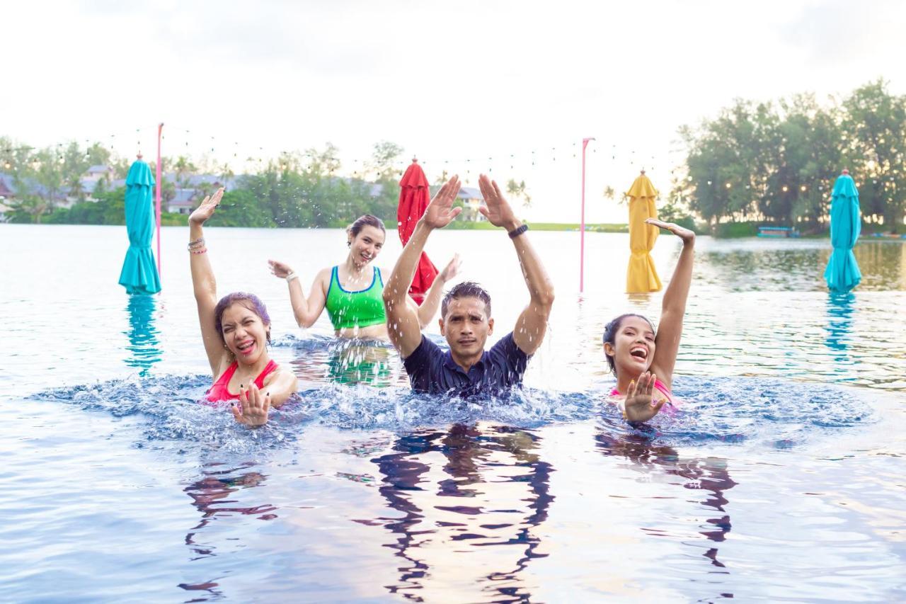 Cassia Phuket, Part Of Banyan Group Bang Tao Beach (Phuket) Exteriör bild Thai dancers in the water